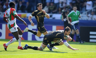 10.04.10 - Biarritz v Ospreys - Heineken Cup Quarter Final - Ryan Jones of Ospreys dives in to score try. 