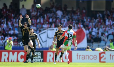 10.04.10 - Biarritz v Ospreys - Heineken Cup Quarter Final - Damien Traille of Biarritz kicks a drop-goal. 