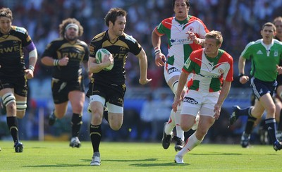 10.04.10 - Biarritz v Ospreys - Heineken Cup Quarter Final - Andrew Bishop of Ospreys looks for a way past Iain Balshaw of Biarritz 