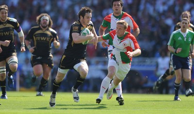 10.04.10 - Biarritz v Ospreys - Heineken Cup Quarter Final - Andrew Bishop of Ospreys looks for a way past Iain Balshaw of Biarritz 