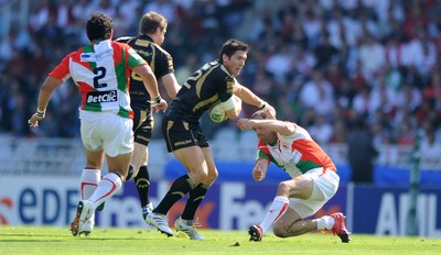 10.04.10 - Biarritz v Ospreys - Heineken Cup Quarter Final - James Hook of Ospreys holds off the Biarritz defence. 