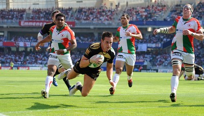 10.04.10 - Biarritz v Ospreys - Heineken Cup Quarter Final - Lee Byrne of Ospreys dives in to score try. 