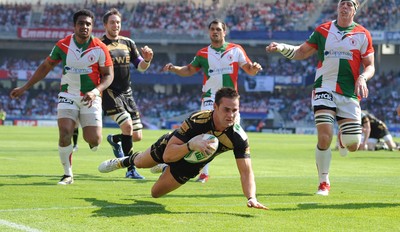 10.04.10 - Biarritz v Ospreys - Heineken Cup Quarter Final - Lee Byrne of Ospreys dives in to score try. 