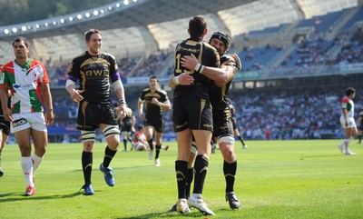 10.04.10 - Biarritz v Ospreys - Heineken Cup Quarter Final - Lee Byrne of Ospreys celebrates his try with Marty Holah. 