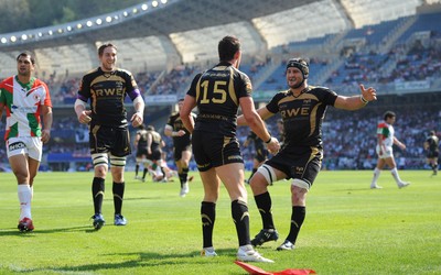 10.04.10 - Biarritz v Ospreys - Heineken Cup Quarter Final - Lee Byrne of Ospreys celebrates his try with Marty Holah. 