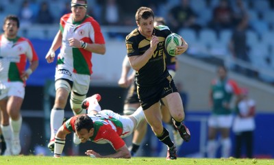 10.04.10 - Biarritz v Ospreys - Heineken Cup Quarter Final - Tommy Bowe of Ospreys breaks away from Damien Traille of Biarritz. 