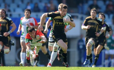 10.04.10 - Biarritz v Ospreys - Heineken Cup Quarter Final - Tommy Bowe of Ospreys breaks away from Damien Traille of Biarritz. 