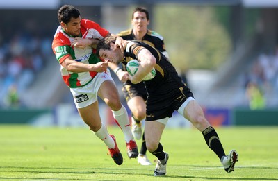 10.04.10 - Biarritz v Ospreys - Heineken Cup Quarter Final - Andrew Bishop of Ospreys takes on Karmichael Hunt of Biarritz. 