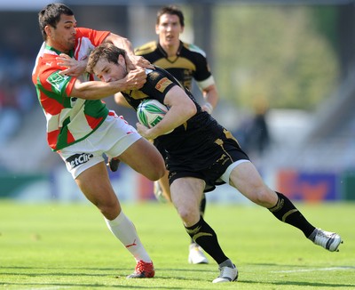 10.04.10 - Biarritz v Ospreys - Heineken Cup Quarter Final - Andrew Bishop of Ospreys takes on Karmichael Hunt of Biarritz. 