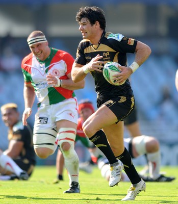 10.04.10 - Biarritz v Ospreys - Heineken Cup Quarter Final - Mike Phillips of Ospreys breaks. 