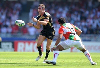 10.04.10 - Biarritz v Ospreys - Heineken Cup Quarter Final - Lee Byrne of Ospreys gets the ball away as Ilikena Bolakoro of Biarritz closes in. 