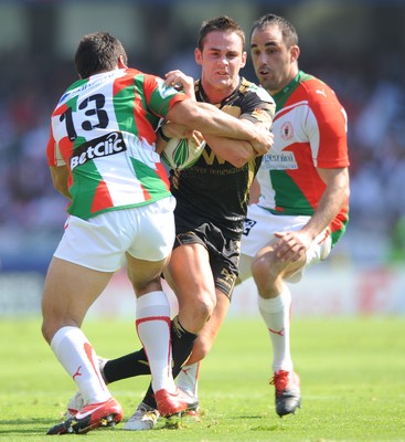 10.04.10 - Biarritz v Ospreys - Heineken Cup Quarter Final - Lee Byrne of Ospreys takes on Karmichael Hunt of Biarritz. 