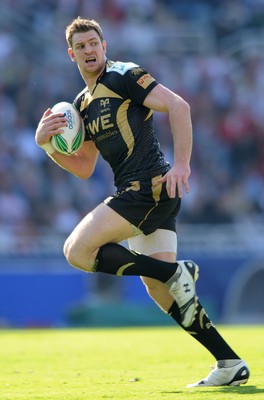 10.04.10 - Biarritz v Ospreys - Heineken Cup Quarter Final - Nikki Walker of Ospreys runs in to score try. 