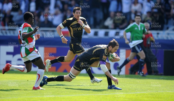 10.04.10 - Biarritz v Ospreys - Heineken Cup Quarter Final - Ryan Jones of Ospreys dives in to score try. 