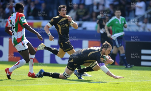 10.04.10 - Biarritz v Ospreys - Heineken Cup Quarter Final - Ryan Jones of Ospreys dives in to score try. 