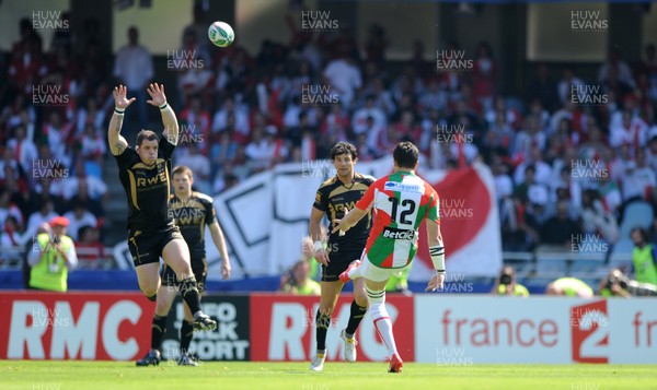 10.04.10 - Biarritz v Ospreys - Heineken Cup Quarter Final - Damien Traille of Biarritz kicks a drop-goal. 