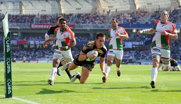 10.04.10 - Biarritz v Ospreys - Heineken Cup Quarter Final - Lee Byrne of Ospreys dives in to score try. 