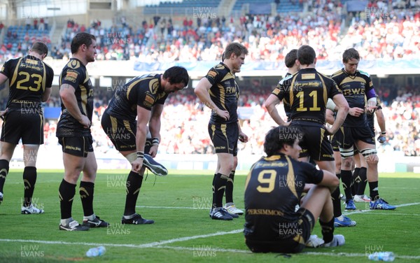 10.04.10 - Biarritz v Ospreys - Heineken Cup Quarter Final - Ospreys players look dejected at the end of the game. 