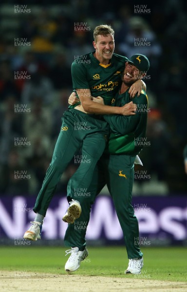 020917 - Birmingham Bears v Notts Outlaws - NatWest T20 Blast Final - Jake Ball and Daniel Christian of Notts celebrates winning the title