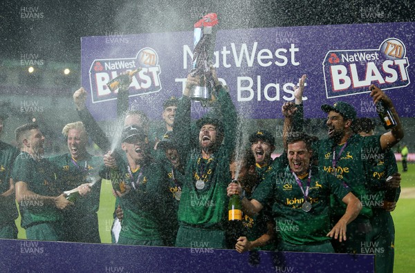 020917 - Birmingham Bears v Notts Outlaws - NatWest T20 Blast Final - Captain Daniel Christian and Notts Outlaws lift the T20 trophy