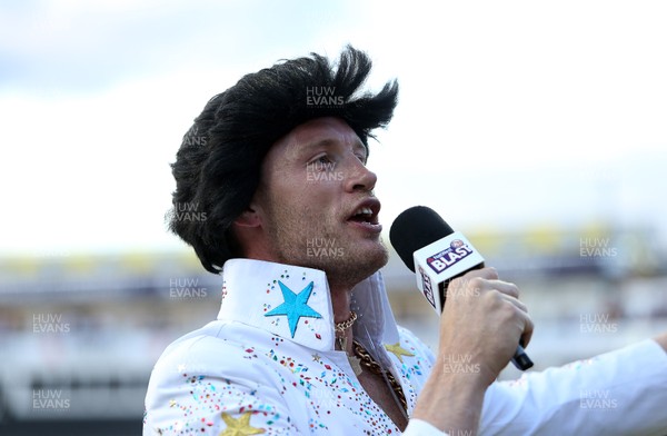 020917 - Birmingham Bears v Notts Outlaws - NatWest T20 Blast Final - Freddie Flintoff dressed as Elvis singing before the match