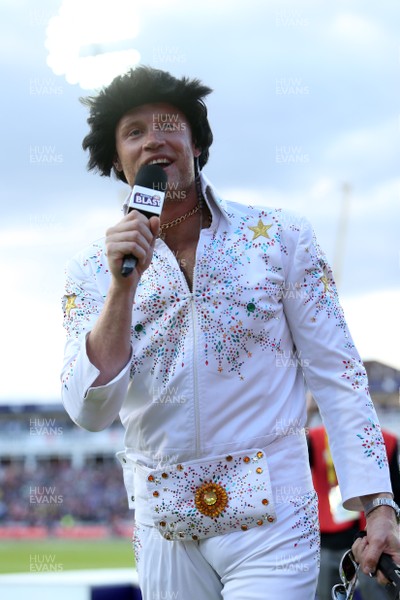 020917 - Birmingham Bears v Notts Outlaws - NatWest T20 Blast Final - Freddie Flintoff dressed as Elvis singing before the match