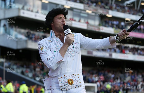 020917 - Birmingham Bears v Notts Outlaws - NatWest T20 Blast Final - Freddie Flintoff dressed as Elvis singing before the match