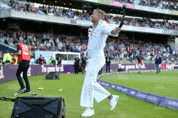 020917 - Birmingham Bears v Notts Outlaws - NatWest T20 Blast Final - Freddie Flintoff dressed as Elvis singing falls over a speaker whilst singing before the match