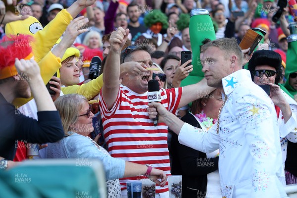 020917 - Birmingham Bears v Notts Outlaws - NatWest T20 Blast Final - Freddie Flintoff dressed as Elvis singing before the match