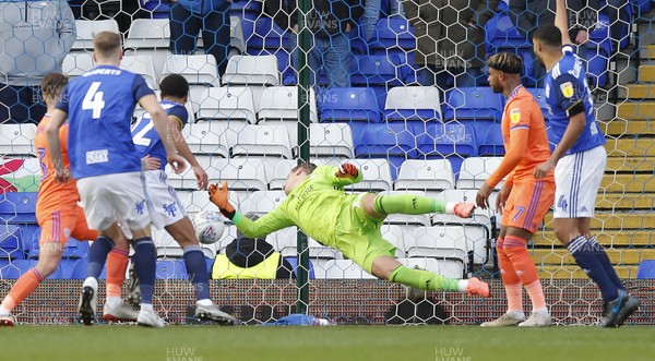 180120 - Birmingham City v Cardiff City - Sky Bet Championship - Jude Bellingham of Birmingham City [16 years old] puts the ball past Goalkeeper Alex Smithies of Cardiff for the 1st goal of the match 
