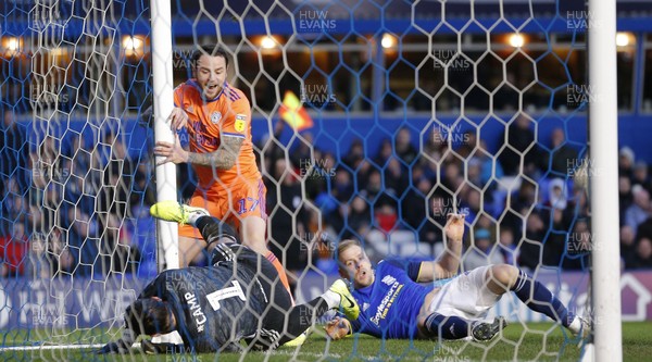 180120 - Birmingham City v Cardiff City - Sky Bet Championship - Lee Tomlin of Cardiff puts the ball in the net but the goal is disallowed