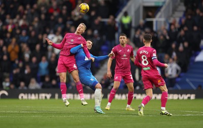 130124 - Birmingham City v Swansea City, EFL Sky Bet Championship - Jay Fulton of Swansea City and Scott Hogan of Birmingham City compete for the ball