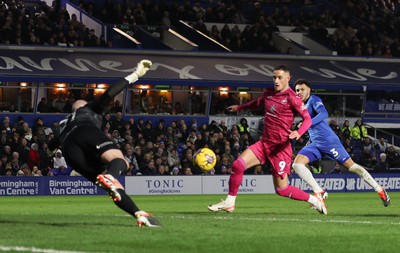 130124 - Birmingham City v Swansea City, EFL Sky Bet Championship - Jerry Yates of Swansea City just fails to reach the ball as it flashes across Birmingham City goalkeeper John Ruddy’s reach