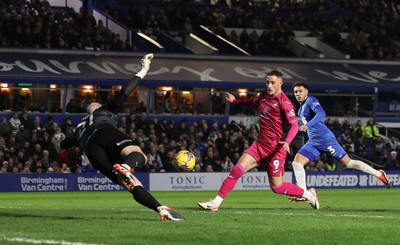 130124 - Birmingham City v Swansea City, EFL Sky Bet Championship - Jerry Yates of Swansea City just fails to reach the ball as it flashes across Birmingham City goalkeeper John Ruddy’s reach