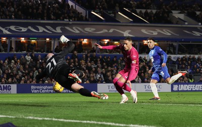 130124 - Birmingham City v Swansea City, EFL Sky Bet Championship - Jerry Yates of Swansea City just fails to reach the ball as it flashes across Birmingham City goalkeeper John Ruddy’s reach