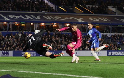 130124 - Birmingham City v Swansea City, EFL Sky Bet Championship - Jerry Yates of Swansea City just fails to reach the ball as it flashes across Birmingham City goalkeeper John Ruddy’s reach