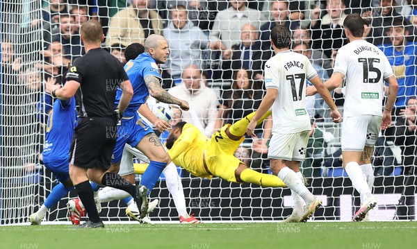 200925 - Birmingham City v Swansea City - Sky Bet Championship - Lyndon Dykes of Birmingham puts the ball past Goalkeeper Lawrence Vigouroux of Swansea for the only goal of the match in added time