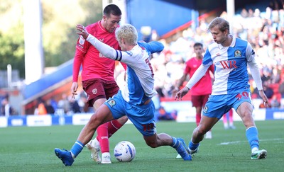 101026 - Blackburn Rovers v Cardiff City - Sky Bet Championship - Jack Moylan of Cardiff tries to pass Todd Cantwell of Blackburn and Jake Garrett of Blackburn
