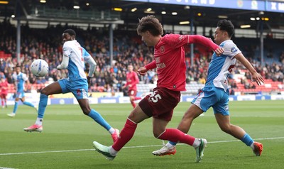 101026 - Blackburn Rovers v Cardiff City - Sky Bet Championship - Cian Ashford of Cardiff races Ryoya Morishita of Blackburn and has a shot on goal