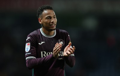 300925 - Blackburn Rovers v Swansea City - Sky Bet Championship - Adam Idah of Swansea applauds the fans at the end of the match