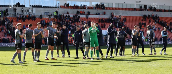 070423 - Blackpool v Cardiff City - Sky Bet Championship - Team applauds fans at the end of the match