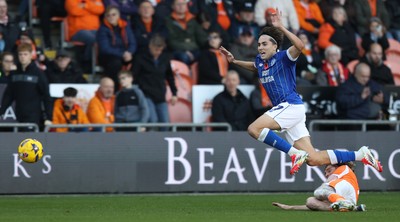 081125 - Blackpool v Cardiff City - Sky Bet League 1 - Joel Colwill of Cardiff and Hayden Coulson of Blackpool