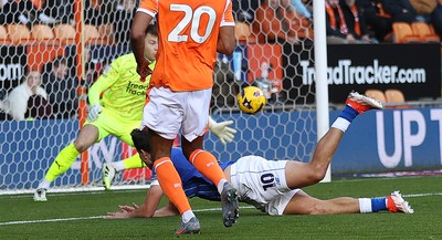 081125 - Blackpool v Cardiff City - Sky Bet League 1 - Rubin Colwill of Cardiff tries to head the ball in from ground level but is beaten by Goalkeeper Bailey Peacock-Farrell of Blackpool
