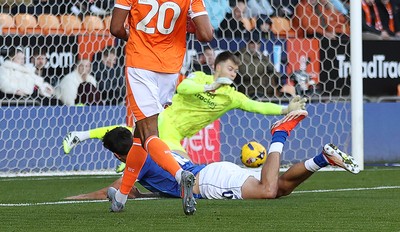 081125 - Blackpool v Cardiff City - Sky Bet League 1 - Rubin Colwill of Cardiff tries to head the ball in from ground level but is beaten by Goalkeeper Bailey Peacock-Farrell of Blackpool