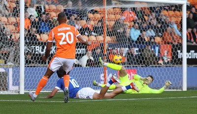 081125 - Blackpool v Cardiff City - Sky Bet League 1 - Rubin Colwill of Cardiff tries to head the ball in from ground level but is beaten by Goalkeeper Bailey Peacock-Farrell of Blackpool