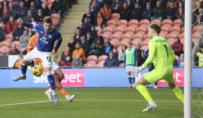 081125 - Blackpool v Cardiff City - Sky Bet League 1 - Calum Chambers of Cardiff has a shot on goal