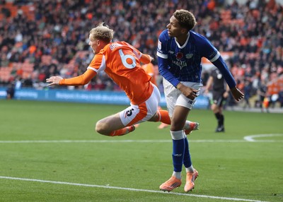 081125 - Blackpool v Cardiff City - Sky Bet League 1 - Omari Kellyman of Cardiff and Jordan Brown of Blackpool