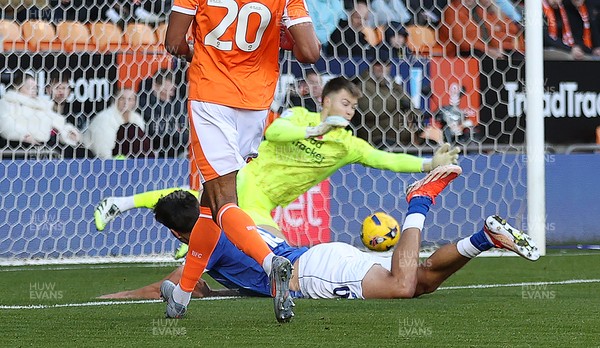 081125 - Blackpool v Cardiff City - Sky Bet League 1 - Rubin Colwill of Cardiff tries to head the ball in from ground level but is beaten by Goalkeeper Bailey Peacock-Farrell of Blackpool