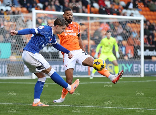 081125 - Blackpool v Cardiff City - Sky Bet League 1 - Cian Ashford of Cardiff is blocked by CJ Hamilton of Blackpool