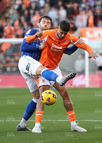 081125 - Blackpool v Cardiff City - Sky Bet League 1 - Calum Chambers of Cardiff and Ashley Fletcher of Blackpool